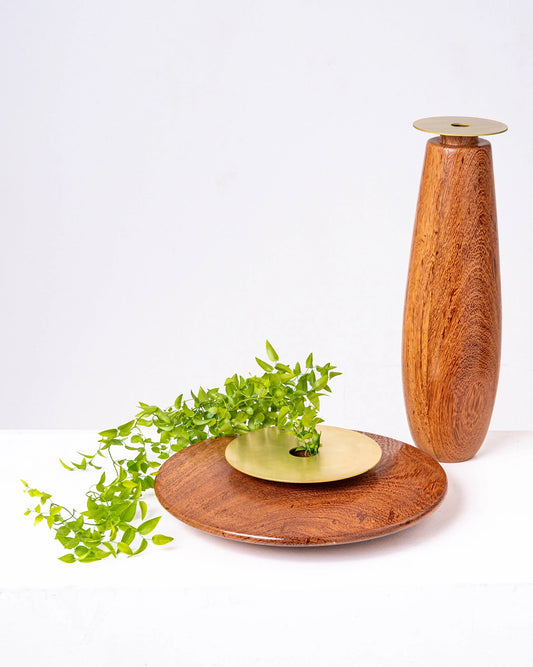 Vaso Peixe em Disco da Hiyo em vista alternativa, pedra sabão com detalhe dourado
