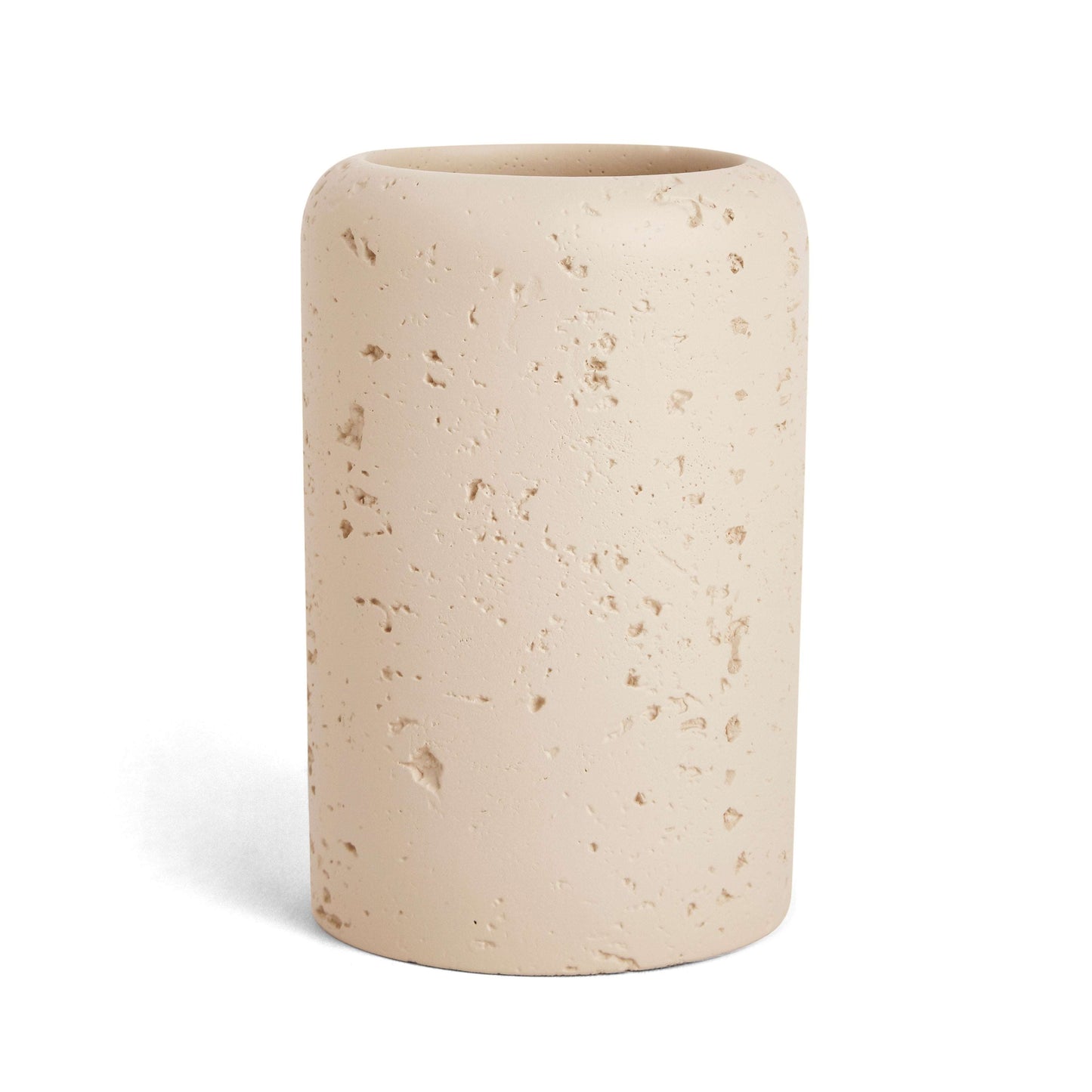 copo porta escova de dente em cimento, copo redondo com bordas abauladas, coloração bege claro e textura desuniforme e marcada em baixo relevo marcada