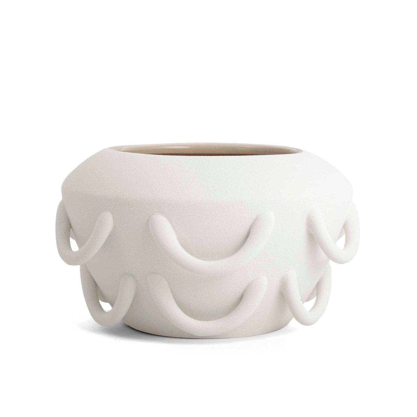 vaso de cerâmica branco destaca-se por suas curvas suaves e detalhes de ondas em três dimensões que circundam o exterior, oferecendo uma textura distinta e um visual dinâmico. Com uma abertura ampla e um interior espaçoso, é perfeito para acomodar uma grande variedade de plantas. Sua estética minimalista é versátil o suficiente para complementar tanto decorações modernas quanto tradicionais.