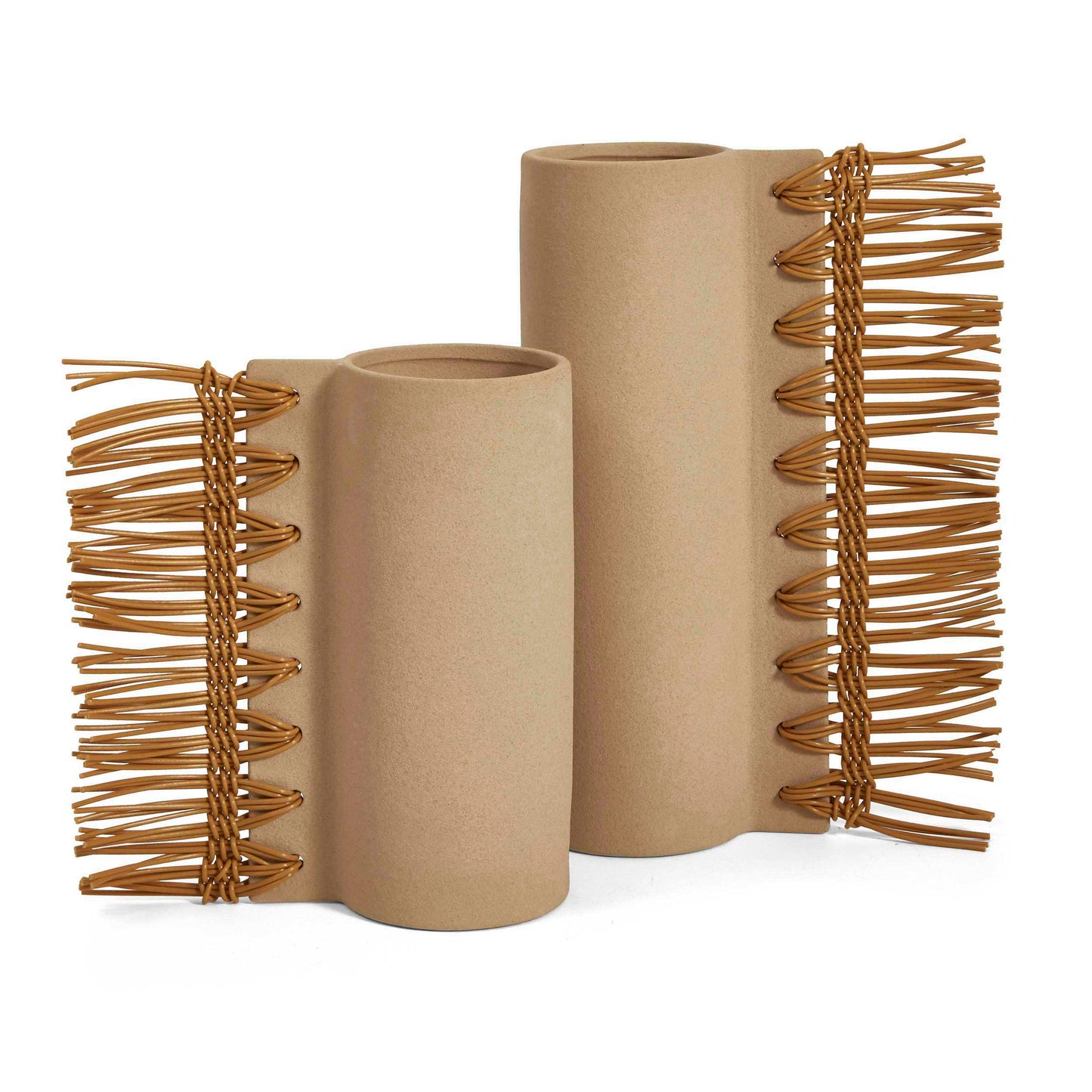 Conjunto de vasos de cerâmica Hiyo com detalhes artesanais em vime, combinando a simplicidade do design cilíndrico com a textura rústica do entrançado natural. Estes cachepots são a escolha perfeita para arquitetos, decoradores e amantes do design que buscam incorporar elementos orgânicos e sustentáveis em ambientes internos. Ideais para espaços modernos, eles adicionam um charme artesanal e uma atmosfera acolhedora a qualquer casa ou escritório.