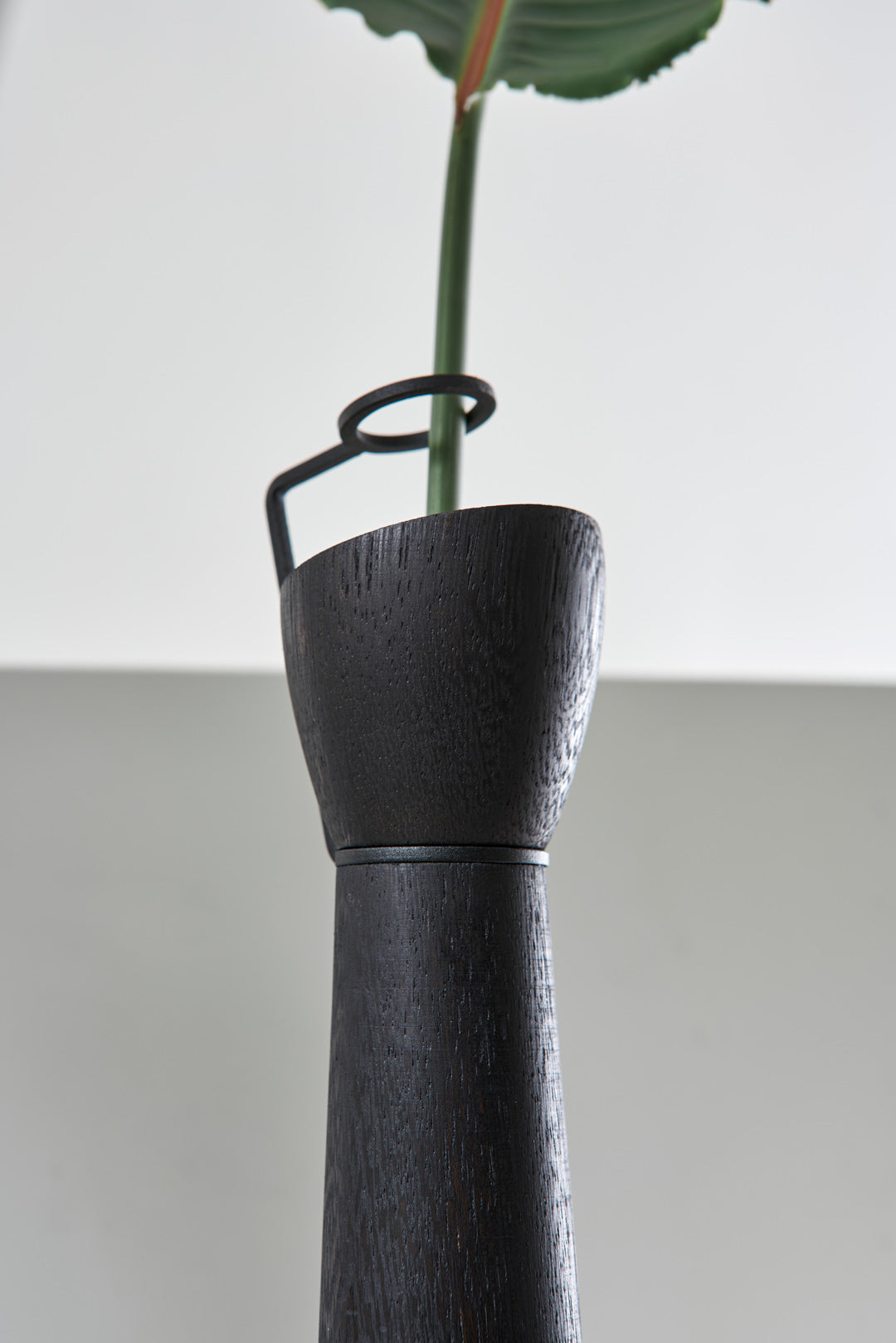 Coleção Figa - Vaso PP - Madeira Ebanizada