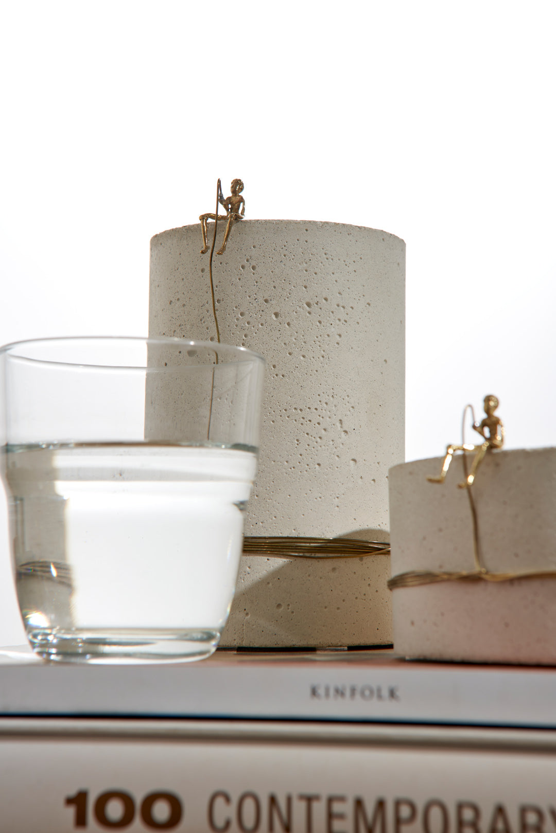Série Pescador- Escultura Alta N5 - Concreto Branco e Latão