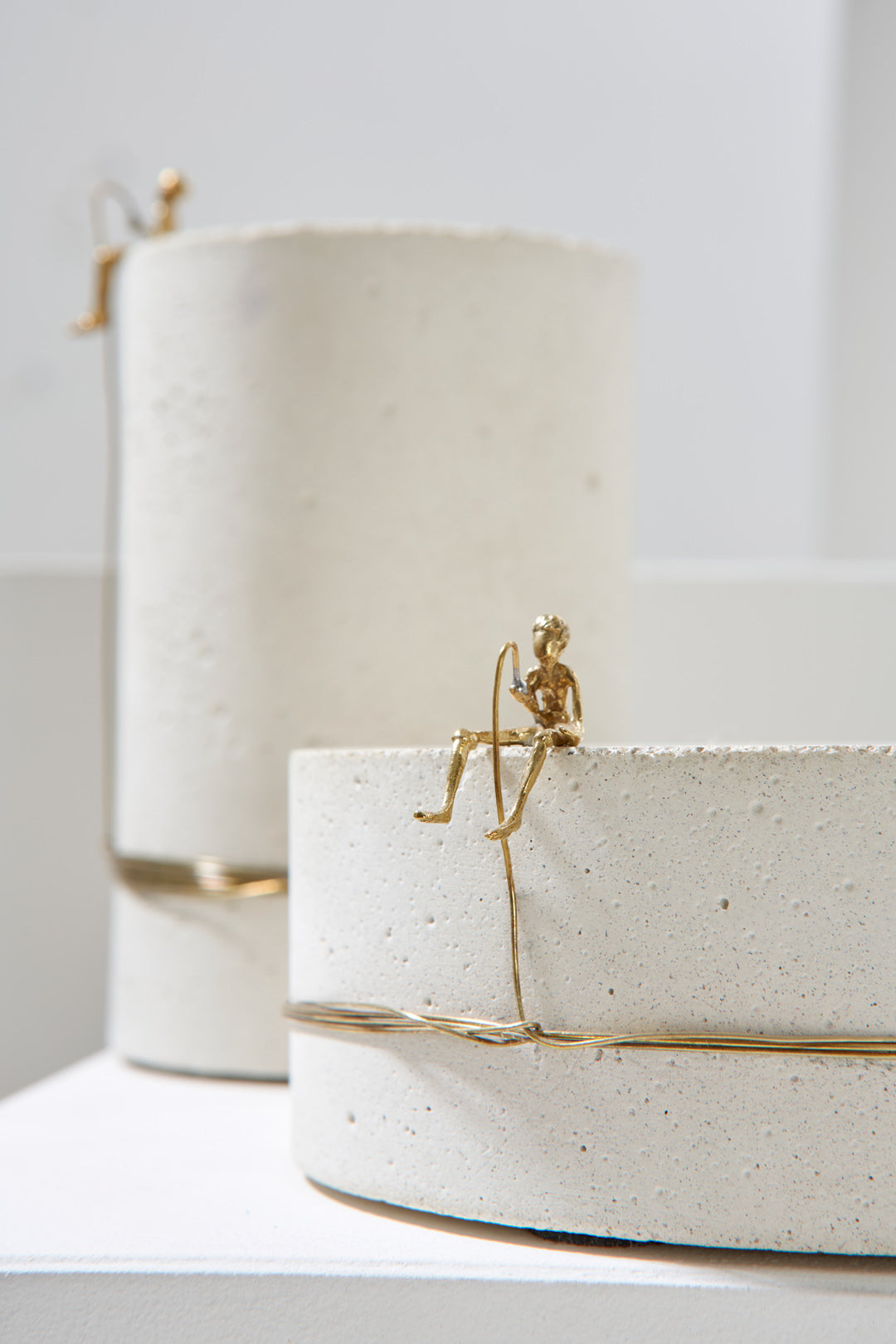Serie Pescador - Escultura N4 - Concreto Branco e Latão