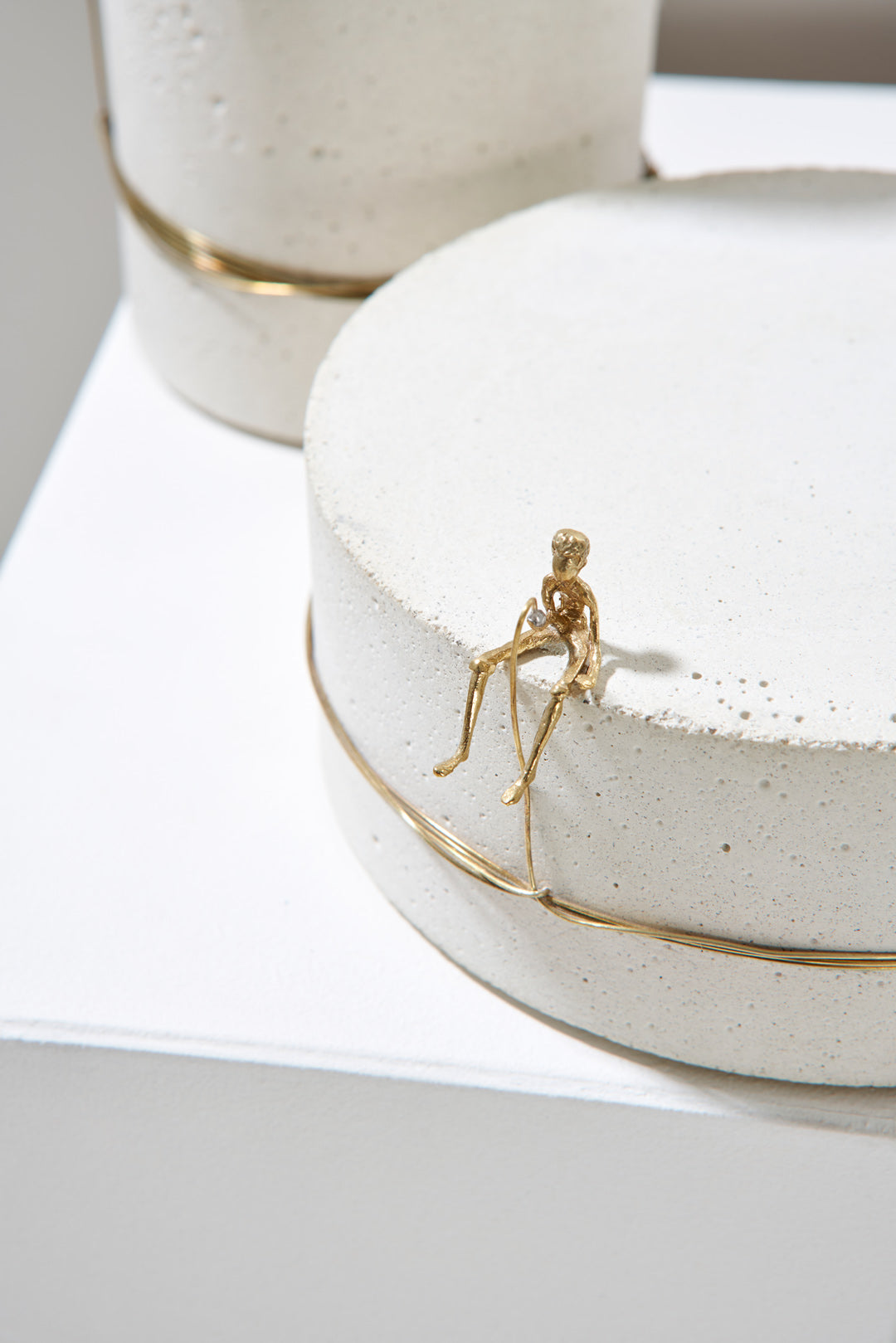 Serie Pescador - Escultura N4 - Concreto Branco e Latão
