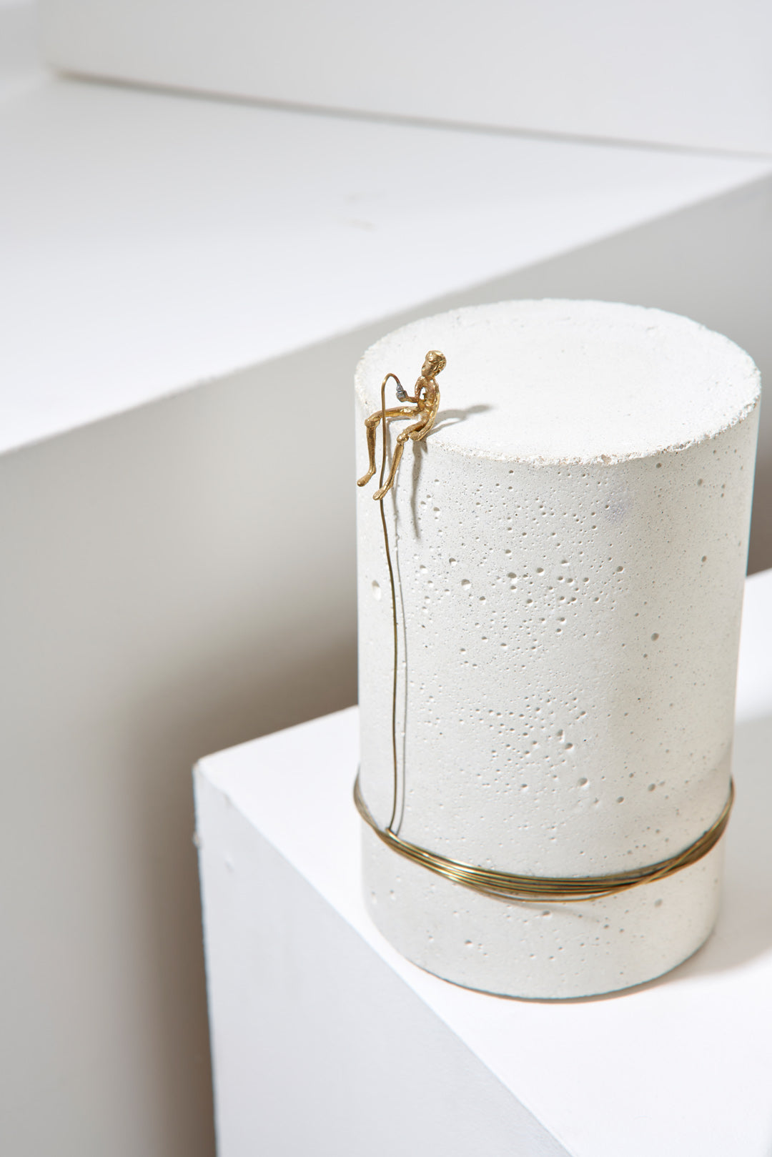 Série Pescador- Escultura Alta N5 - Concreto Branco e Latão