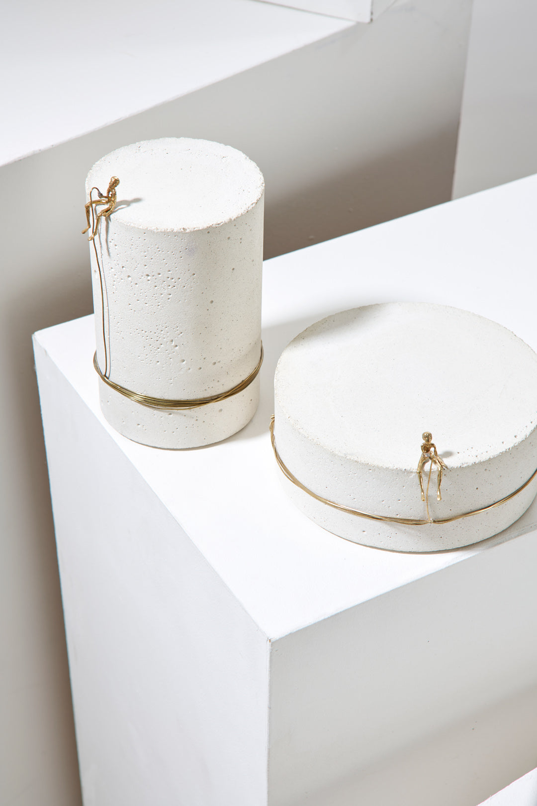 Série Pescador- Escultura Alta N5 - Concreto Branco e Latão