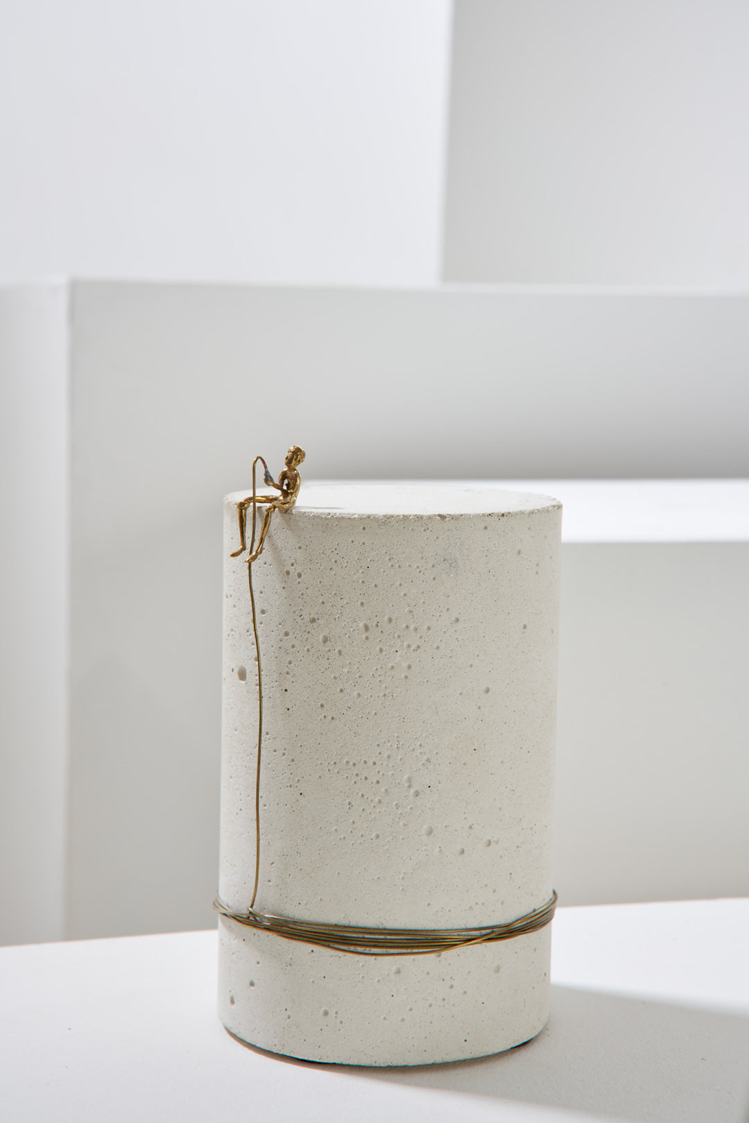 Série Pescador- Escultura Alta N5 - Concreto Branco e Latão