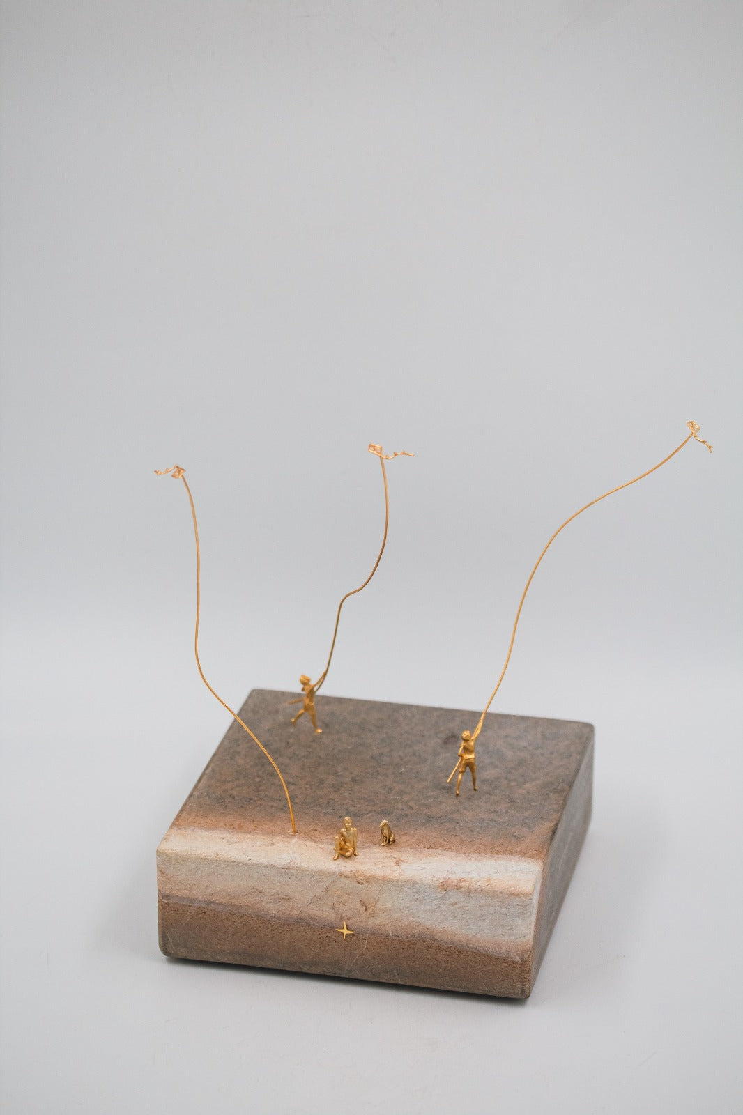 Escultura decorativa Mundinho Quando Toquei o Céu por DZT na Hiyo, em pedra e metal com acabamento banho de ouro, design assinado