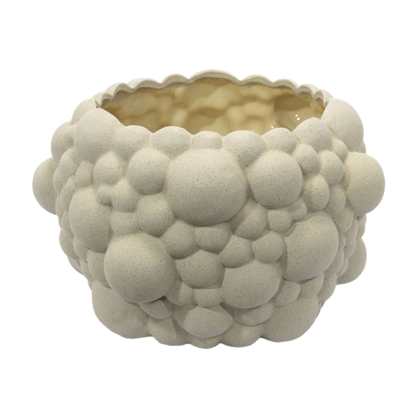 Você está vendo um vaso com um design único, cheio de saliências arredondadas que lembram bolhas. Ele tem uma cor bege neutra com uma textura arenosa, e a abertura no topo é suavemente ondulada. O vaso tem uma aparência robusta e tátil, ideal para adicionar um elemento tridimensional e uma sensação de natureza a qualquer espaço.