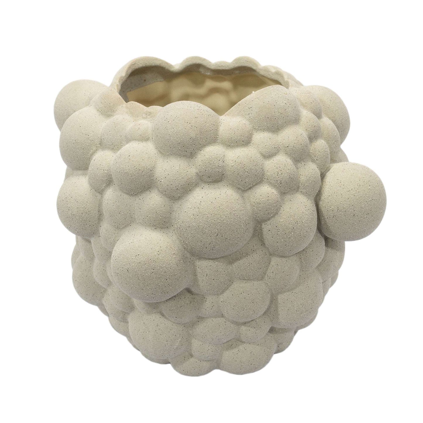 Você está vendo um vaso com um design único, cheio de saliências arredondadas que lembram bolhas. Ele tem uma cor bege neutra com uma textura arenosa, e a abertura no topo é suavemente ondulada. O vaso tem uma aparência robusta e tátil, ideal para adicionar um elemento tridimensional e uma sensação de natureza a qualquer espaço.