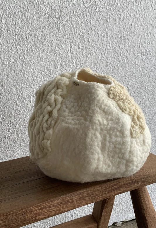 Vaso Bochincho G da Hiyo em ângulo lateral, lã natural em tom cru