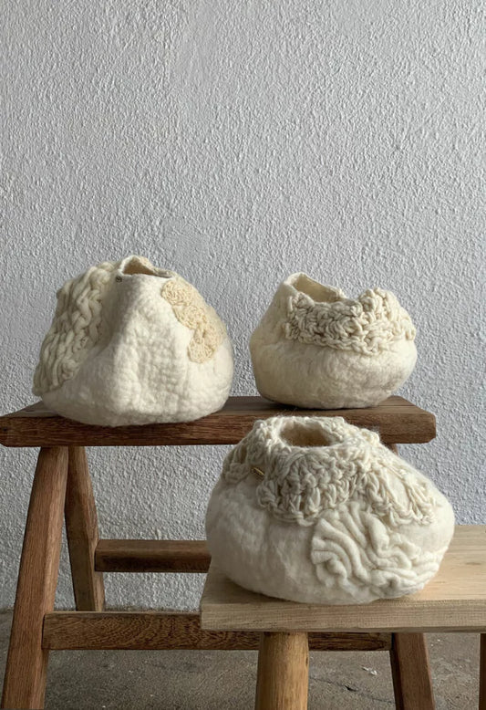 Vaso Bochincho P da Hiyo em ângulo lateral, lã natural em tom cru