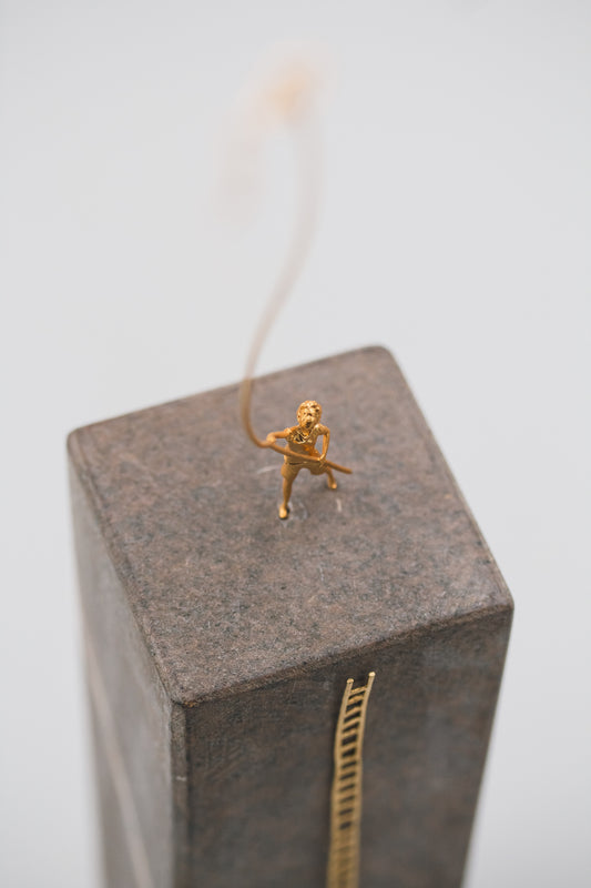 Escultura Decorativa em Pedra Sabão Banho Ouro Mundinho Em Busca das Nuvens - G