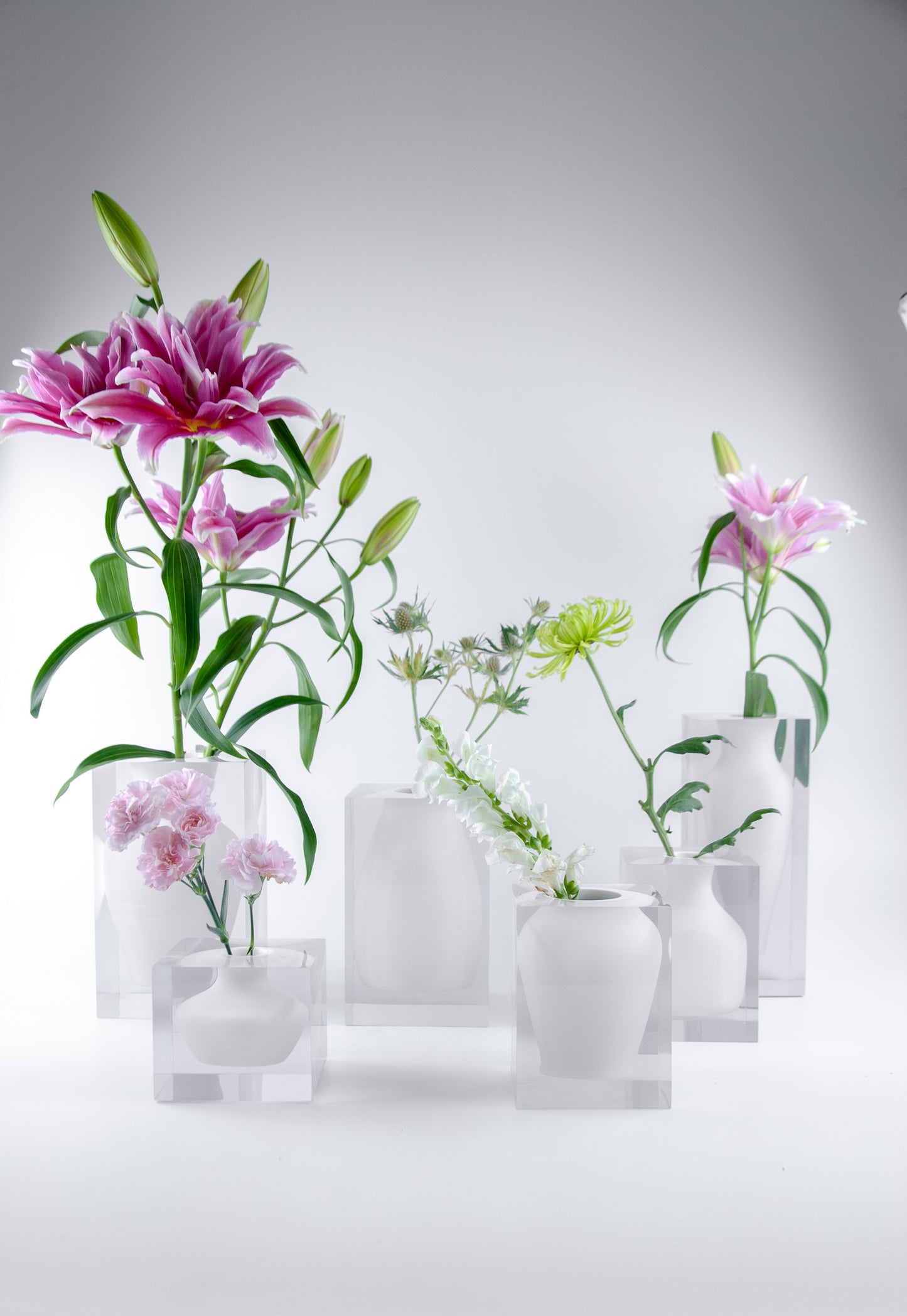 Vaso Silhouette N.04 da Hiyo em vista detalhada do acabamento em acrílico branco translúcido