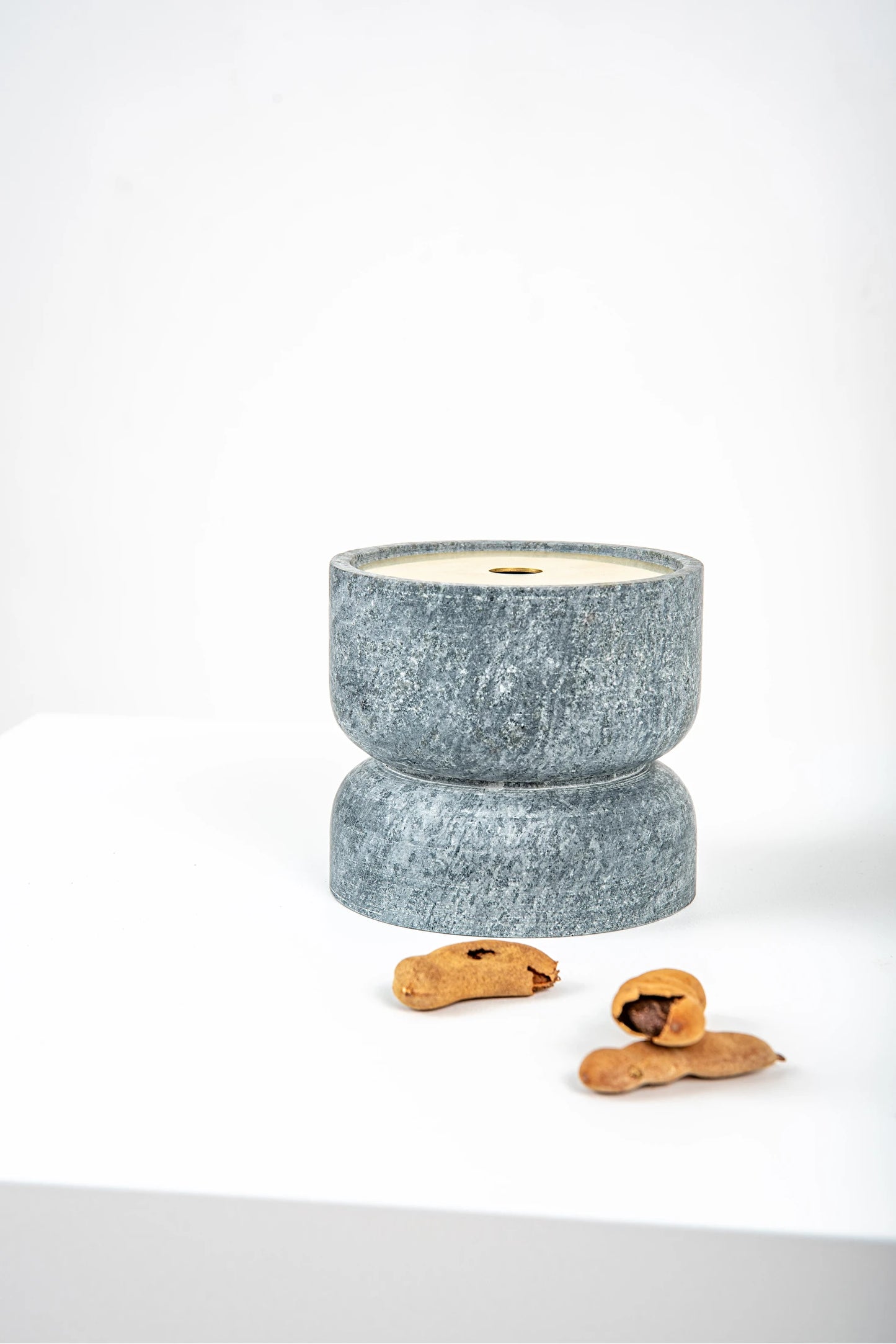 Vaso Peixe Cilíndrico da Hiyo em ângulo lateral, pedra sabão com tampa dourada