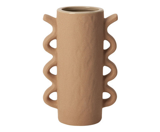 Vaso de cerâmica Hiyo Art Decor em tom terroso natural, com design cilíndrico e alças laterais que evocam uma sensibilidade arquitetônica moderna. Ideal para arquitetos e decoradores à procura de peças únicas que harmonizam tradição e inovação para ambientes residenciais ou comerciais. Este cachepot é uma peça-chave para quem aprecia tendências de decoração contemporâneas e deseja criar um espaço convidativo e estiloso