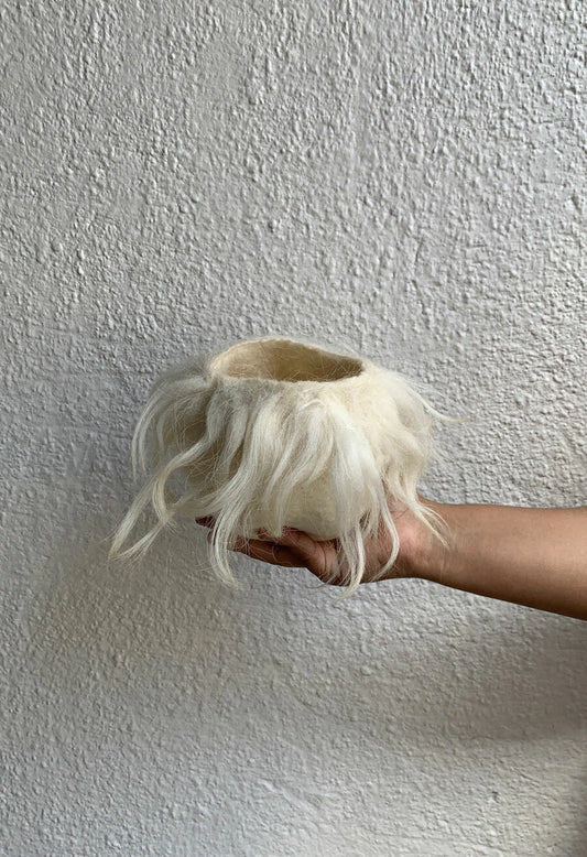 Vaso Pastoreio da Hiyo em ângulo lateral, lã natural com acabamento rústico