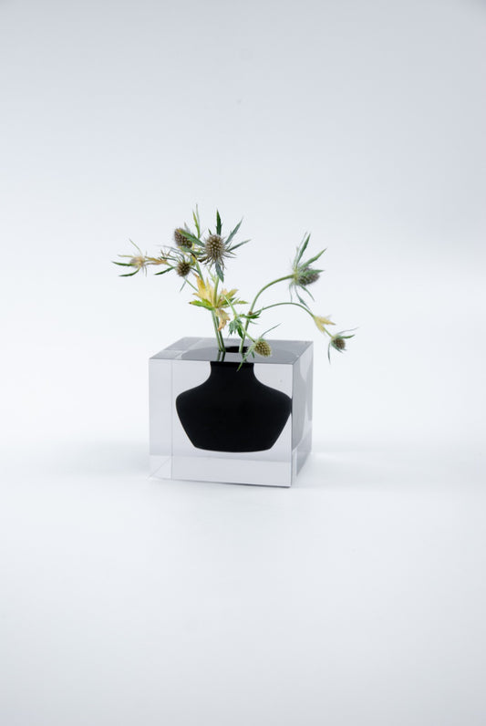 Vaso Silhouette N.01 da Hiyo em ângulo alternativo mostrando a transparência do acrílico preto