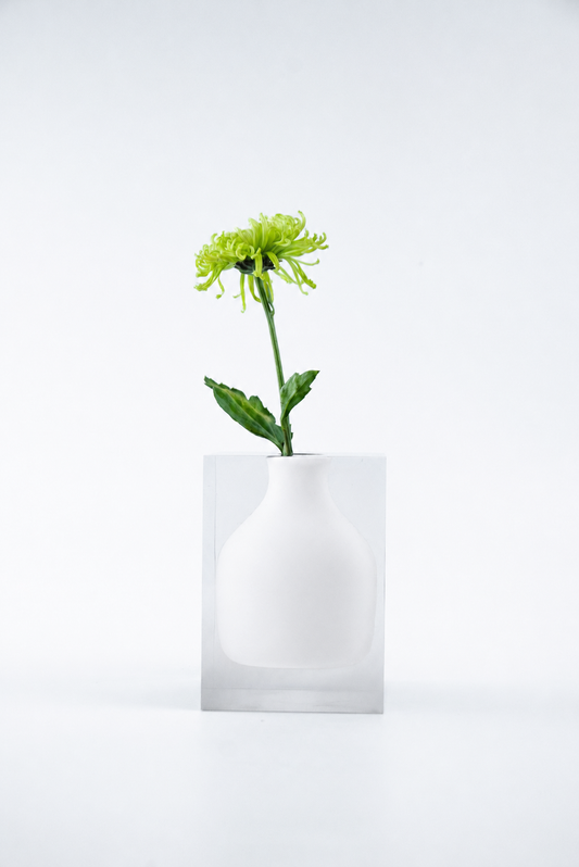 Vaso decorativo Silhouette N.03 da Hiyo em bloco de acrílico branco translúcido sobre fundo neutro