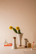 Vaso Decorativo Funil em Metal Bege e Madeira - M