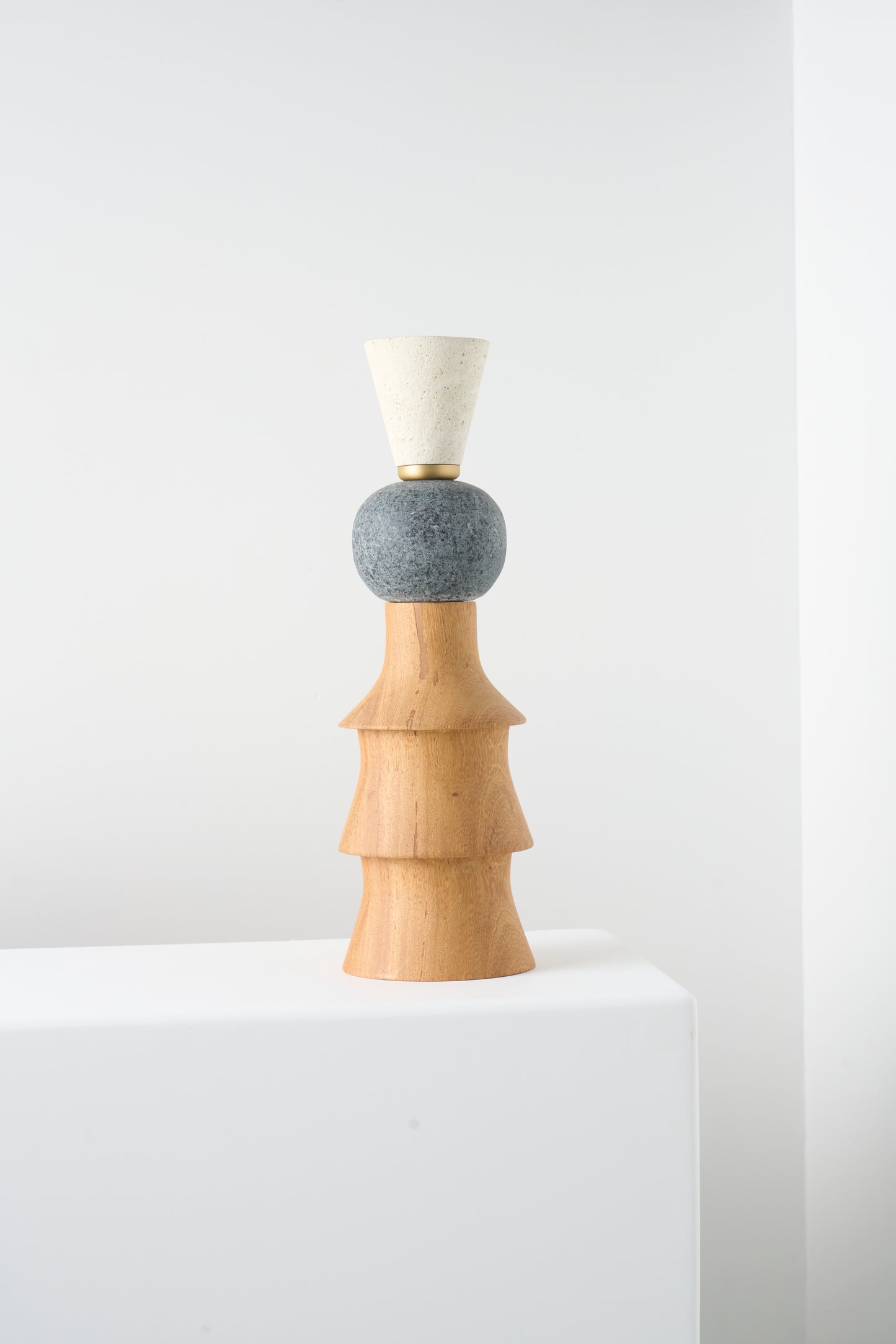 Escultura decorativa Toy N.04 da Hiyo em madeira, pedra sabão e concreto, assinada pela marca Iludi