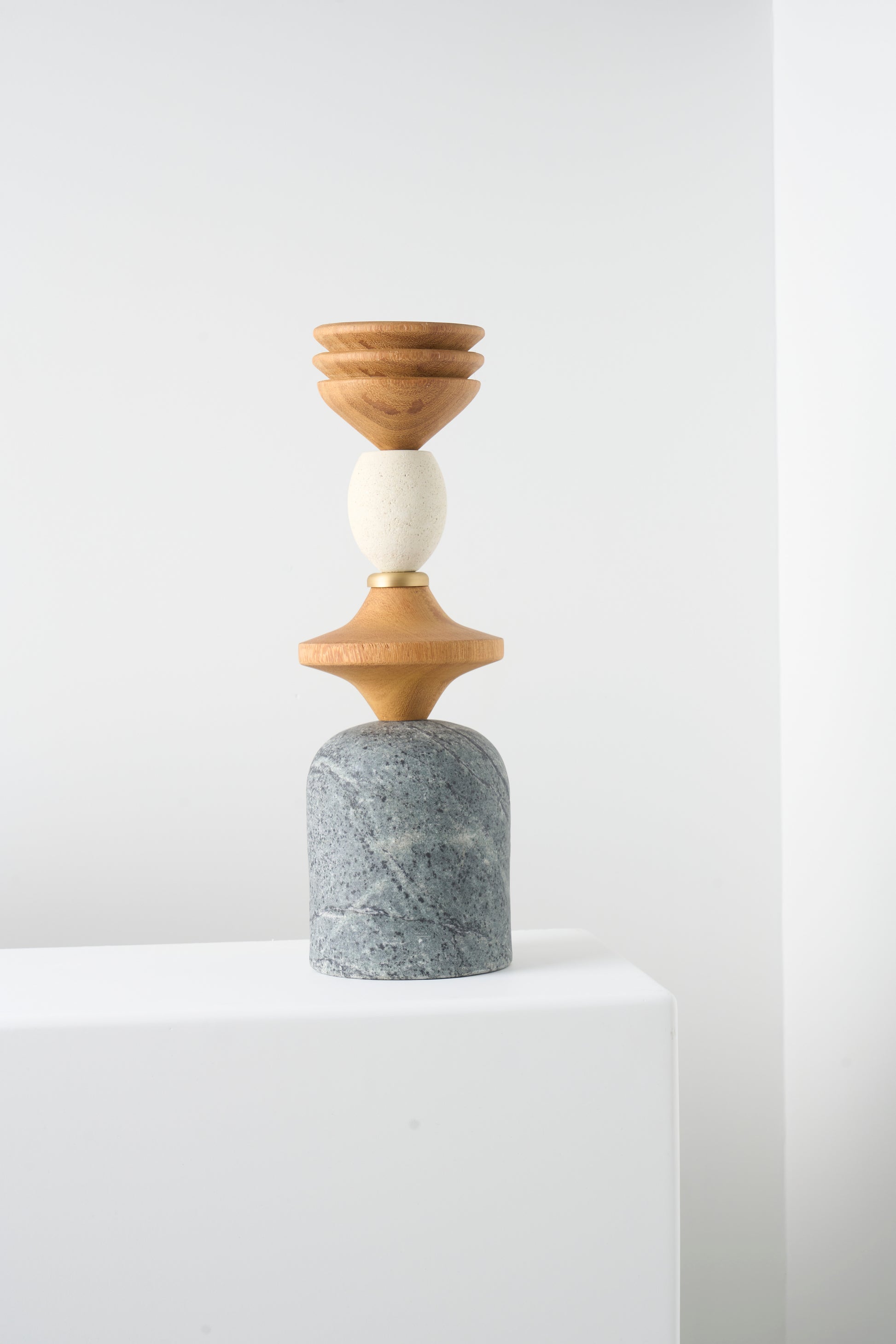 Escultura decorativa Toy N.02 da Hiyo em madeira, pedra sabão e concreto, assinada pela marca Iludi
