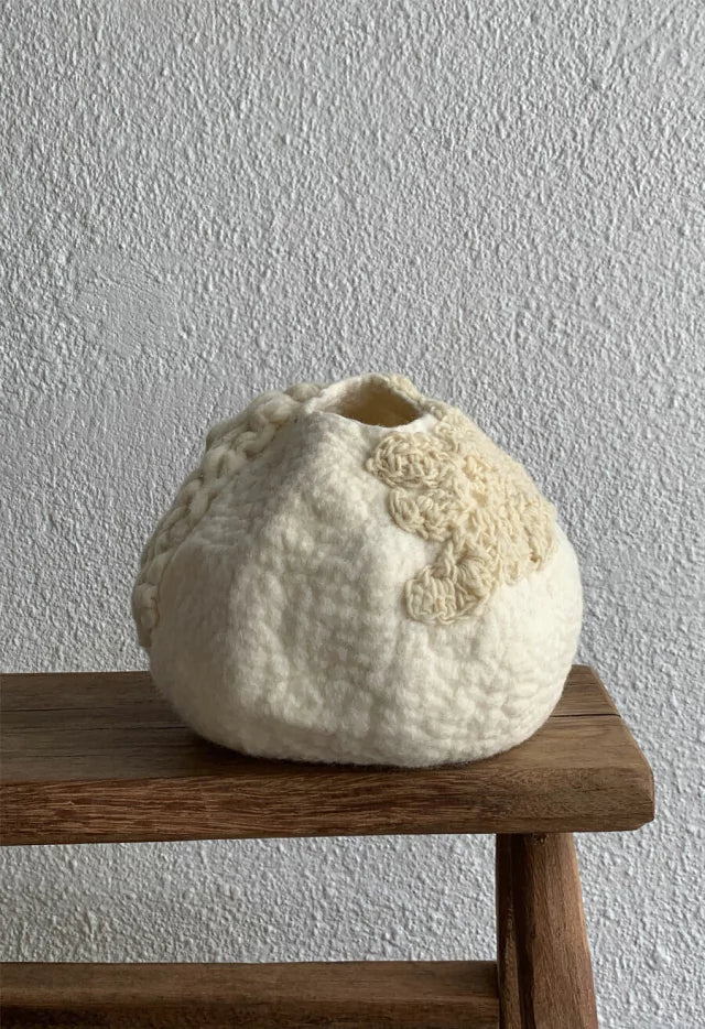 Vaso Bochincho G da Hiyo em lã natural, peça artesanal de fibra natural em tom cru