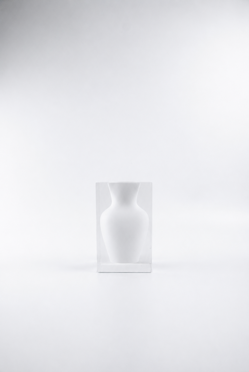 Vaso decorativo Silhouette N.06 da Hiyo em bloco de acrílico branco translúcido com perfil esbelto