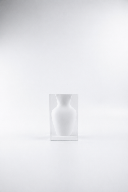 Vaso decorativo Silhouette N.06 da Hiyo em bloco de acrílico branco translúcido com perfil esbelto