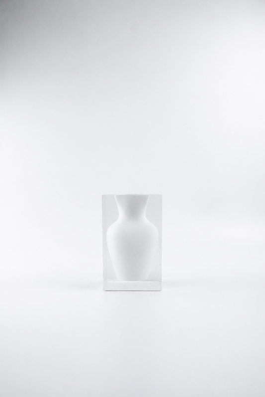 Vaso decorativo Silhouette N.06 da Hiyo em bloco de acrílico branco translúcido com perfil esbelto