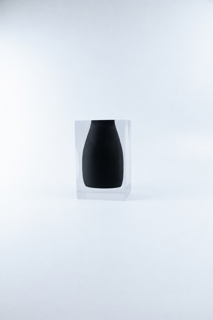 Vaso decorativo Silhouette N.04 da Hiyo em bloco de acrílico preto translúcido com silhueta marcante