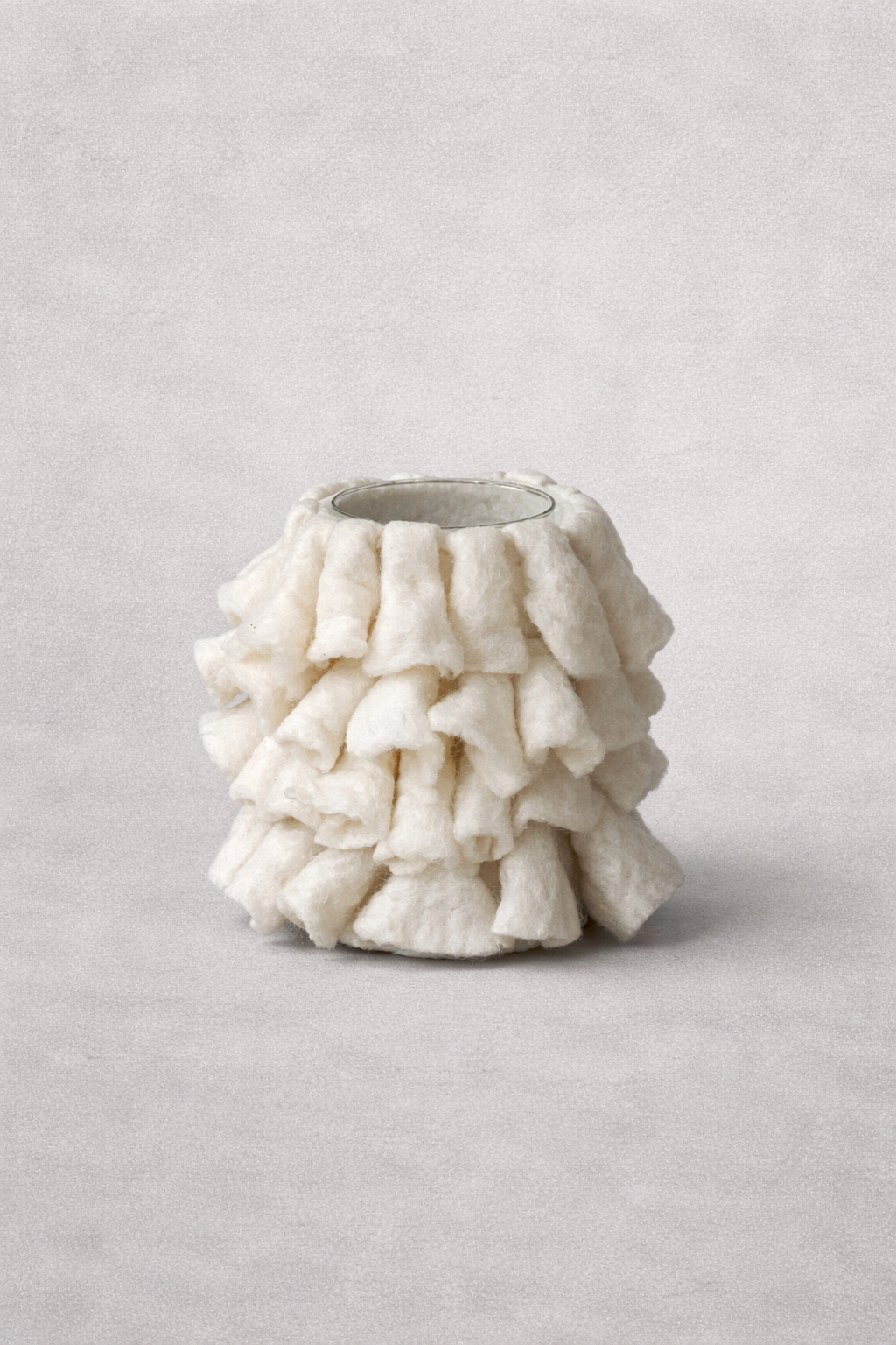 Vaso Pinha P da Hiyo em lã natural, peça escultórica em fibra natural com inspiração orgânica