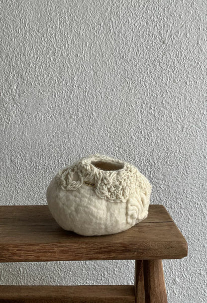 Vaso Bochincho P da Hiyo em lã natural, peça artesanal de fibra natural em tom cru