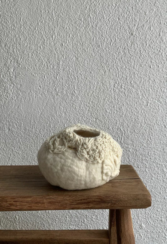 Vaso Bochincho P da Hiyo em lã natural, peça artesanal de fibra natural em tom cru