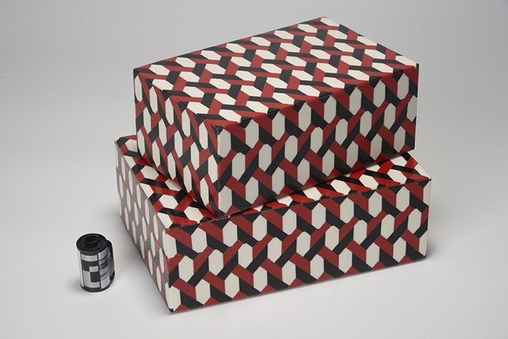 Caixa decorativa Mengo P da Hiyo em resina vermelha, versão pequena ideal para detalhes em mesa ou estante