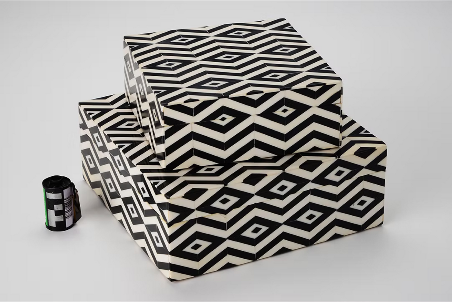 Caixa decorativa Fua G da Hiyo em resina preto e branco com padrão gráfico, peça de design para mesa
