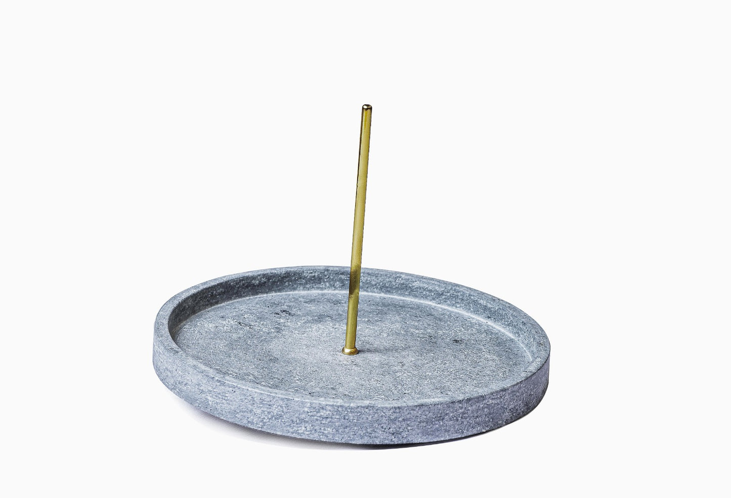 Centro de mesa Peixe Pião P da Hiyo em pedra sabão com detalhe em banho de ouro, ambientação em mesa