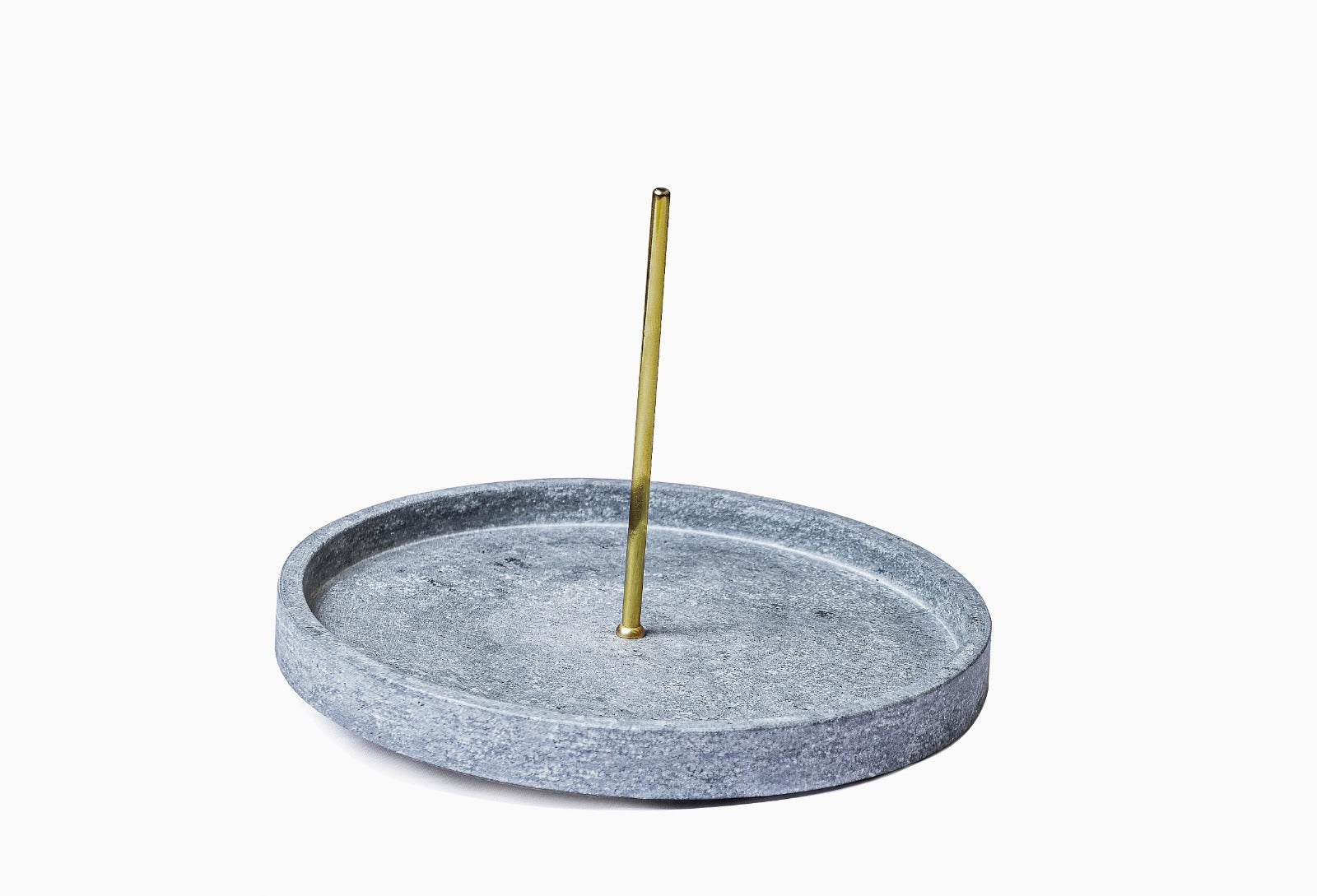 Centro de mesa Peixe Pião P da Hiyo em pedra sabão com detalhe em banho de ouro, ambientação em mesa