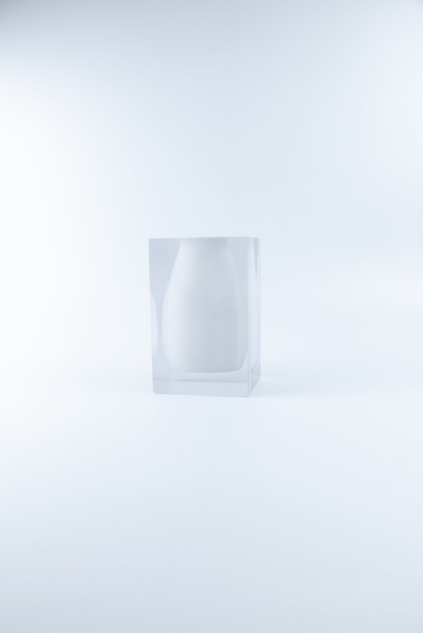 Vaso decorativo Silhouette N.04 da Hiyo em bloco de acrílico branco translúcido com silhueta marcante