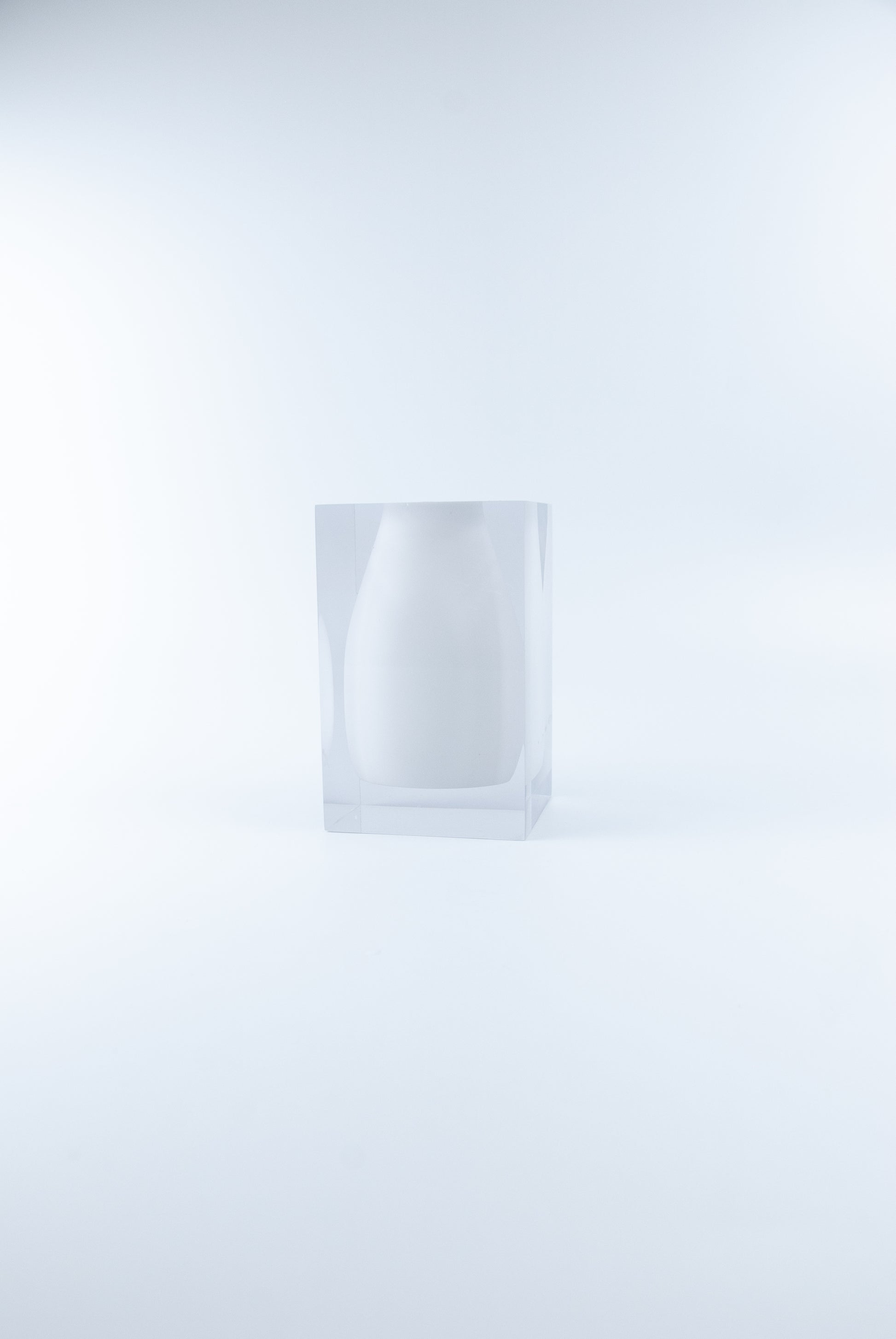 Vaso decorativo Silhouette N.04 da Hiyo em bloco de acrílico branco translúcido com silhueta marcante
