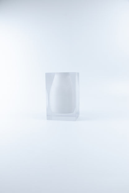 Vaso decorativo Silhouette N.04 da Hiyo em bloco de acrílico branco translúcido com silhueta marcante