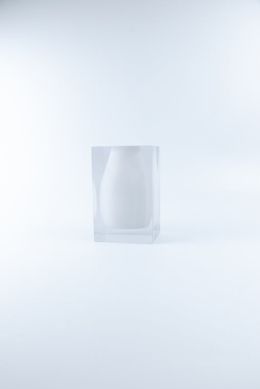 Vaso decorativo Silhouette N.04 da Hiyo em bloco de acrílico branco translúcido com silhueta marcante