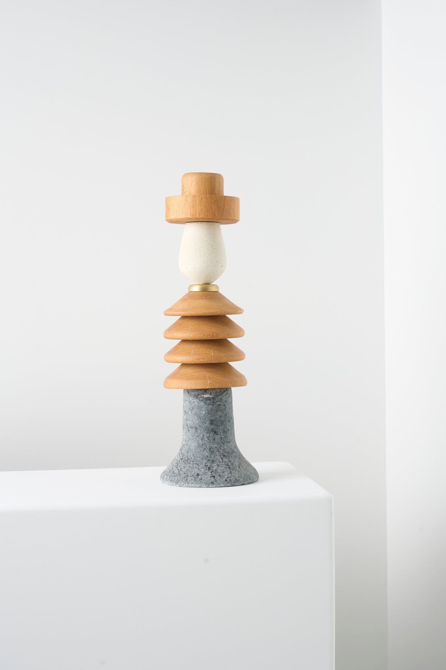 Escultura Toy N.05 da Hiyo em vista alternativa, materiais naturais em design escultural Iludi