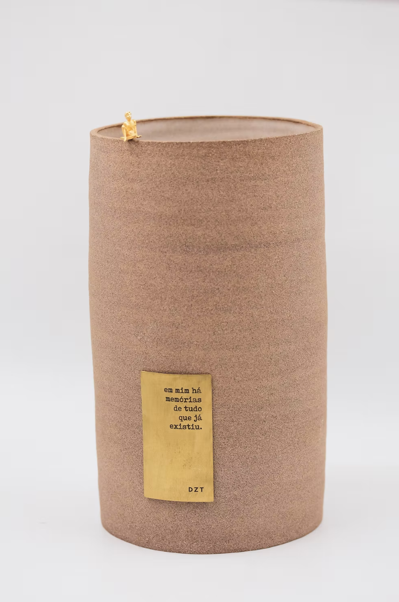 Vaso O Poeta terracota por DZT da Hiyo em ângulo lateral