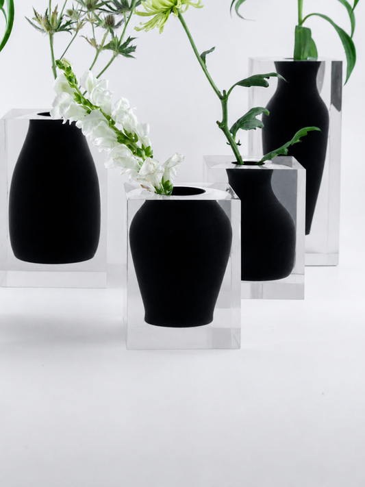 Vaso decorativo Silhouette N.02 da Hiyo em bloco de acrílico preto translúcido com perfil orgânico