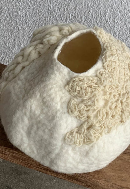 Detalhe da textura artesanal do Vaso Bochincho G da Hiyo em lã natural