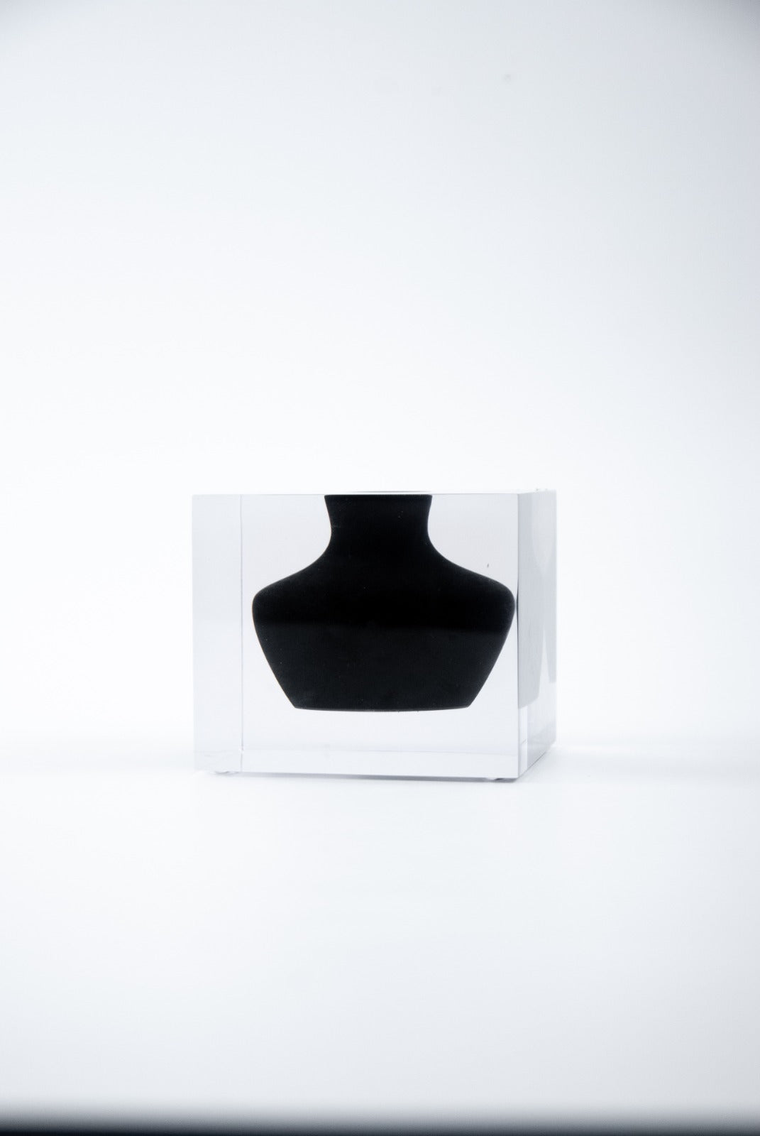 Vaso decorativo Silhouette N.01 da Hiyo em bloco de acrílico preto translúcido com perfil escultural