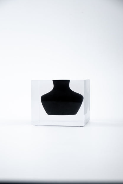 Vaso decorativo Silhouette N.01 da Hiyo em bloco de acrílico preto translúcido com perfil escultural