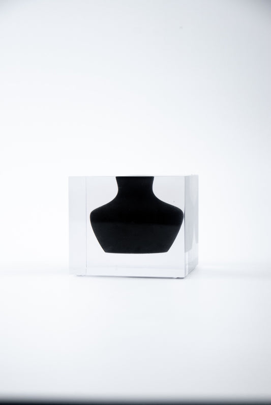 Vaso decorativo Silhouette N.01 da Hiyo em bloco de acrílico preto translúcido com perfil escultural