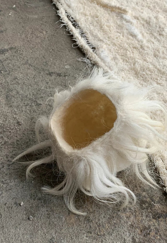 Vaso Pastoreio da Hiyo em lã natural com acabamento rústico, fibra natural em tom cru